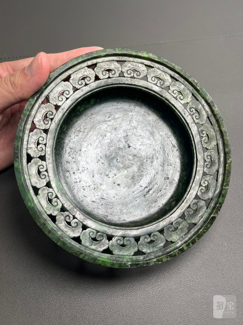清乾隆  碧玉饕餮纹折沿熏炉（带木座） - 图14